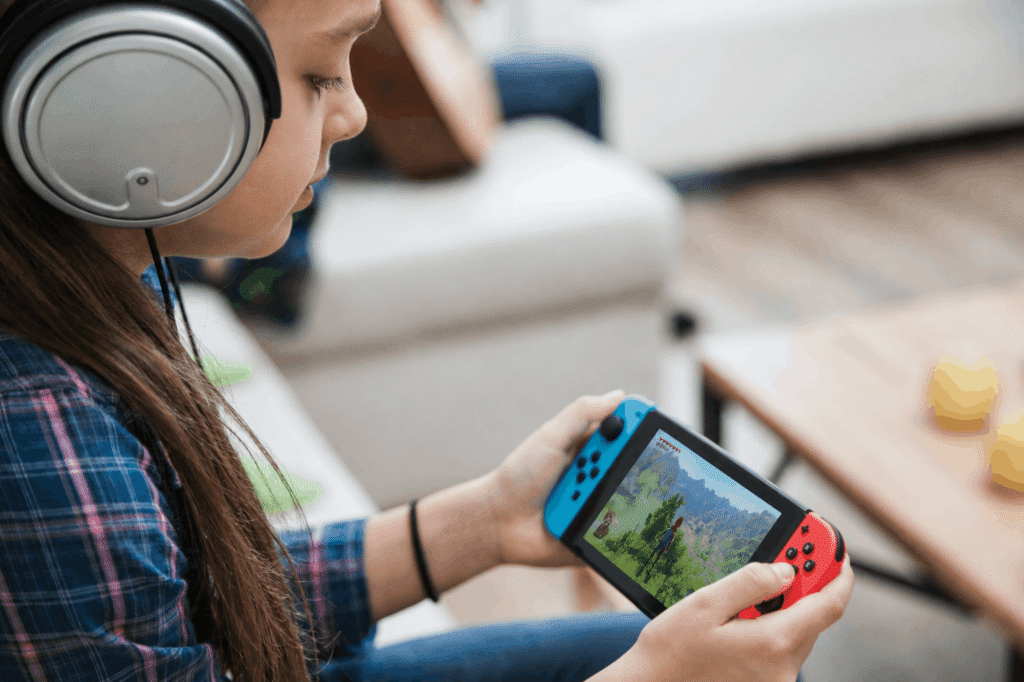 Joven jugando a juegos en una Nintendo Switch