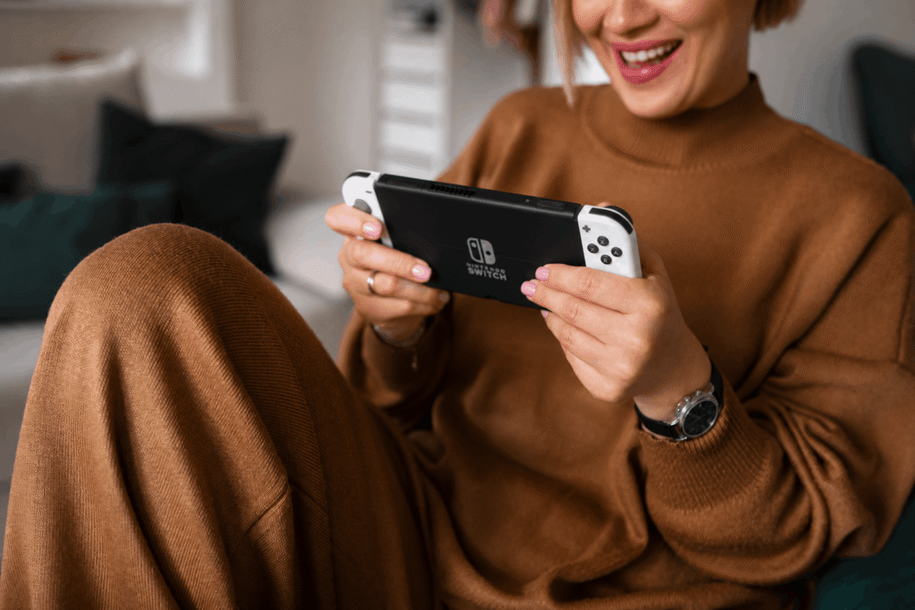 Mujer jugando al Nintendo Switch Oled