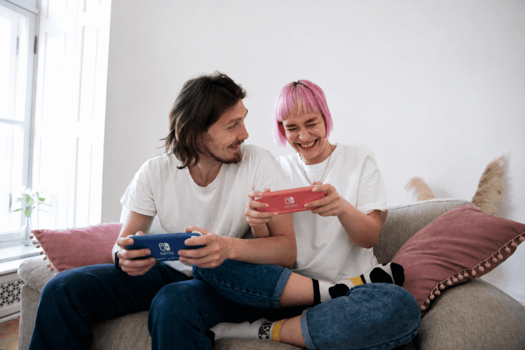 Pareja jugando Nintendo Switch Lite